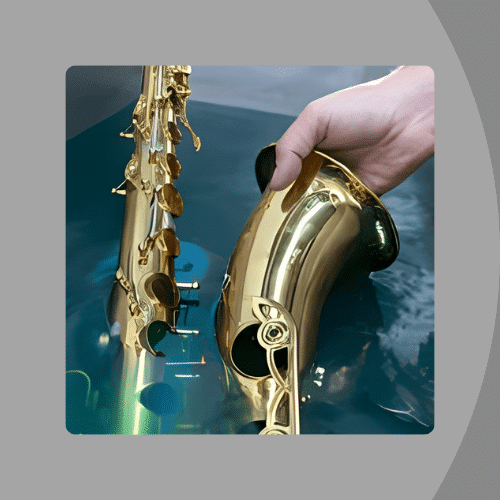Polissage du saxophone à la main