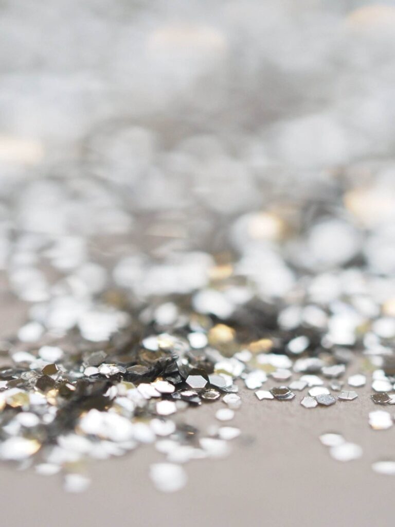 Gros plan de paillettes argentées sur une table